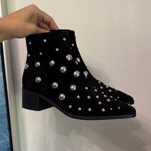 Kenneth Cole New York ‘ BARSTON ‘ Women’s Black Studded Ankle Booties size 8